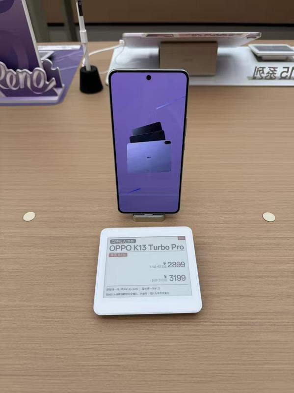 存储芯片成本攀升,线下手机市场现观望情绪;店员提醒消费者,时机或需把握。 手机评测