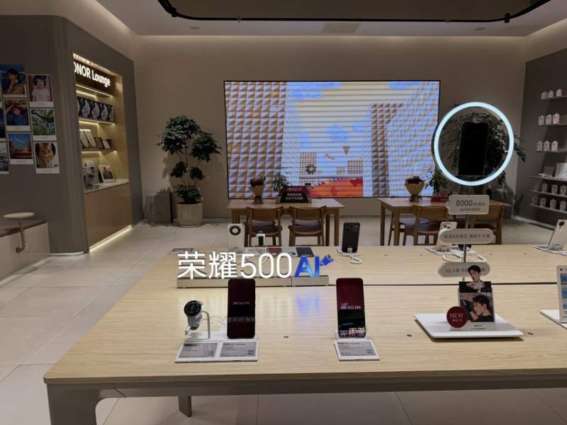 存储芯片成本攀升,线下手机市场现观望情绪;店员提醒消费者,时机或需把握。 手机评测