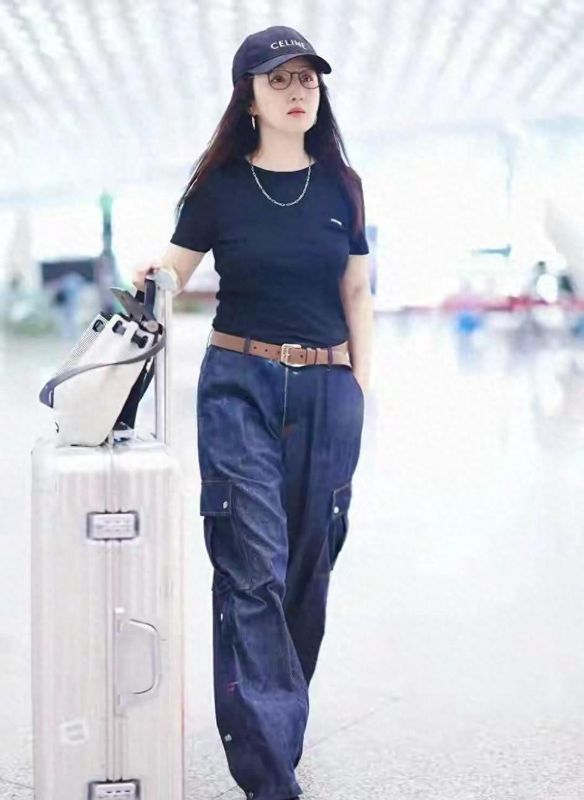 从「甜歌皇后」到「穿搭教科书」：杨钰莹54岁的减龄方法论拆解